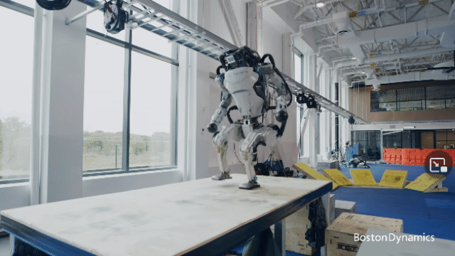 Atlas機器人最新影片《像極了極限體能王》將來人類還有任何辦法與機器抗衡嗎？ | 宅宅新聞