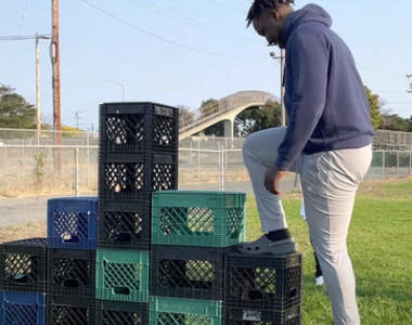 社群風潮《牛奶箱大挑戰》只要失敗就會受到嚴重傷害,真的是用看的就能感覺到痛QQ