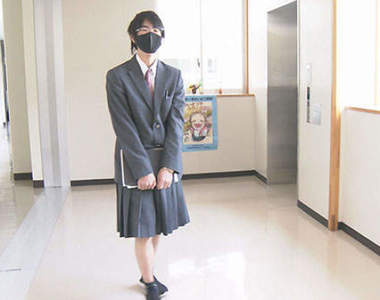 日本學校新規定《男生也可以穿裙子》穿裙子很棒,但腳毛是不是要處理一下(誤)