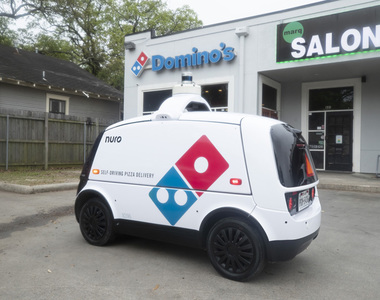 休士頓《Nuro R2》電動自駕送貨車上路,Domino達美樂Pizza熱騰騰快速送達你家!