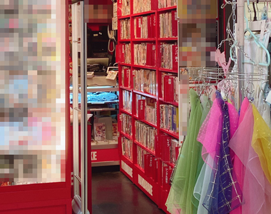 《18禁店面開幕爆爭議》古著店對面開了一間AV專賣店 店長擔心女客人再也不來怎麼辦