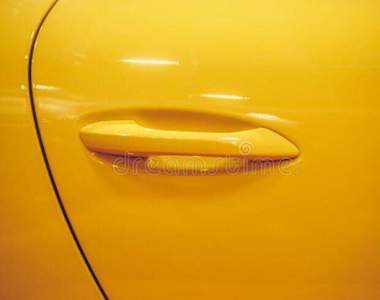 網友看法《這車門是橘色還是黃色》這讓我想起了藍黑白金裙的洋裝之亂