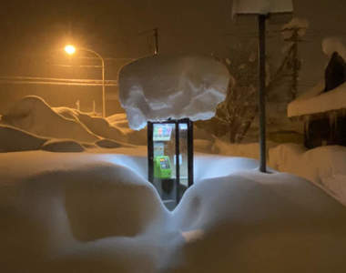 雪國奇景《危險電話亭》奇妙的積雪狀態,進個電話亭還得承擔可能被雪掩埋的風險...