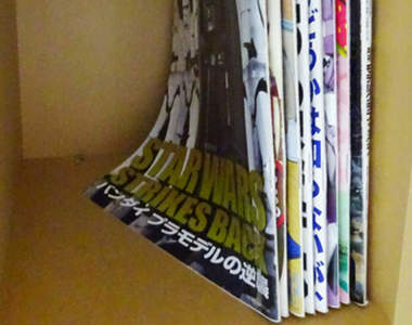 《防止雜誌變形的收納技巧》單薄容易傾倒的書籍,多了這個步驟就能乖乖在書櫃裡站好...
