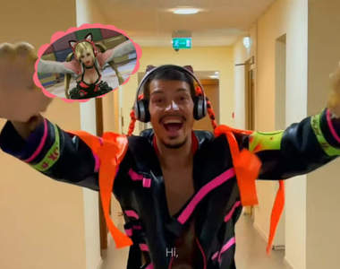 模仿格鬥女角動作的小哥《Vladislav Litvinenko》展現的自信與笑容真的太迷人了