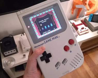 玩家自製《超巨大GameBoy》能玩紅白機遊戲還可以接電視這台機器太神了
