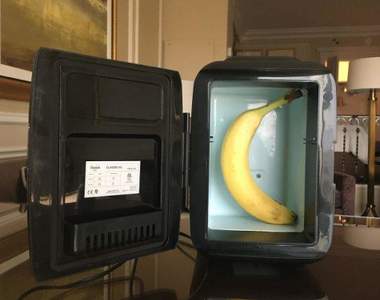 是在哈囉《飯店看到個奇怪光景》我有一個能放下一根香蕉的迷你冰箱(傻眼)