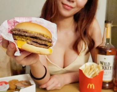 正妹吃宵夜《麥當勞深夜食堂》+19元多6塊麥克雞塊，別說！我看了都感覺餓了