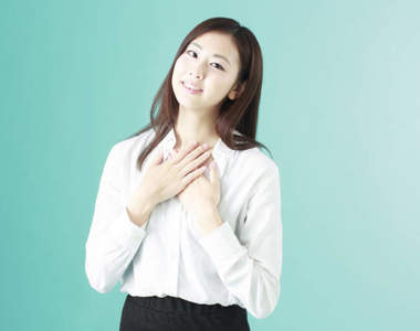 心理測驗《手勢性格判斷》手握拳手插胸時大家會讓哪個拇指朝上呢？