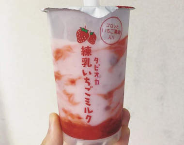 包裝詐欺？《日本7-11限定草莓牛奶》看似沉澱杯底的滿滿果肉，喝完才發現真相竟是...