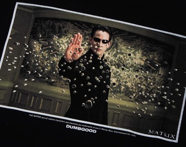 母體程式碼再啟動!《The Martix x DUMBGOOD》推出駭客任務聯名服飾  子彈時間有夠帥!