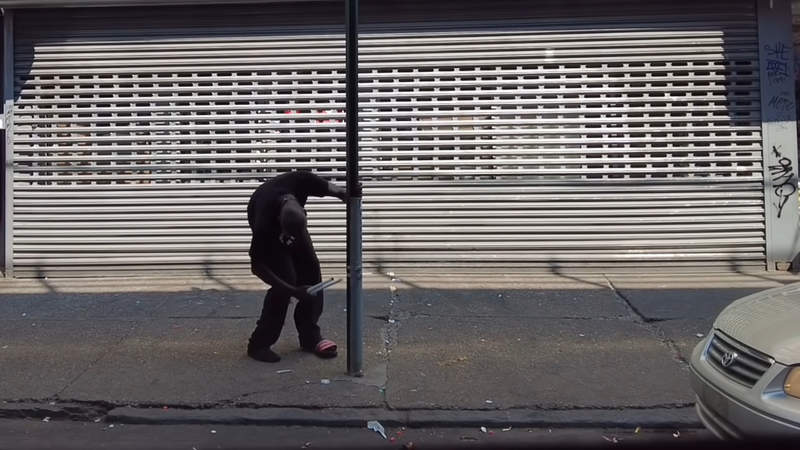 實際拍攝《美國費城街頭的現狀》街上到處可見行動緩慢或弓著腰的人們 | 宅宅新聞