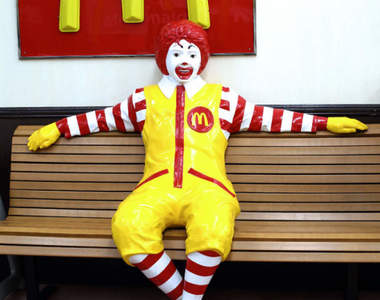 Youtube探險家造訪《廢棄17年的麥當勞廢墟》如同時間暫停所有的一切都靜止不動