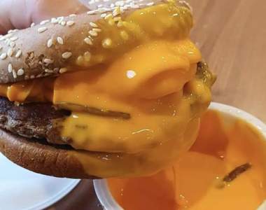 巴西麥當勞套餐《切達起司+漢堡》黃色熔岩沾起來吃這會不會太爽