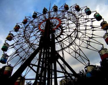 【有片】日本《廢墟遊樂園驚見轉動的摩天輪》即使白天拍攝仍讓人毛骨悚然...