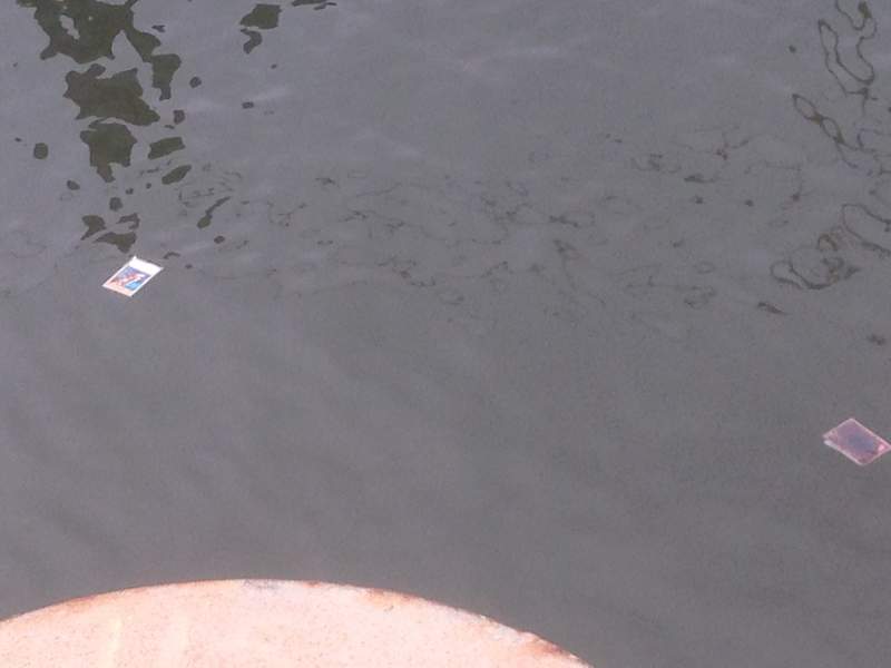 日本網友在河邊找到《遊戲王 黑暗大法師》當年羽蛾扔到海裡的卡片又飄回日本啦 | 宅宅新聞