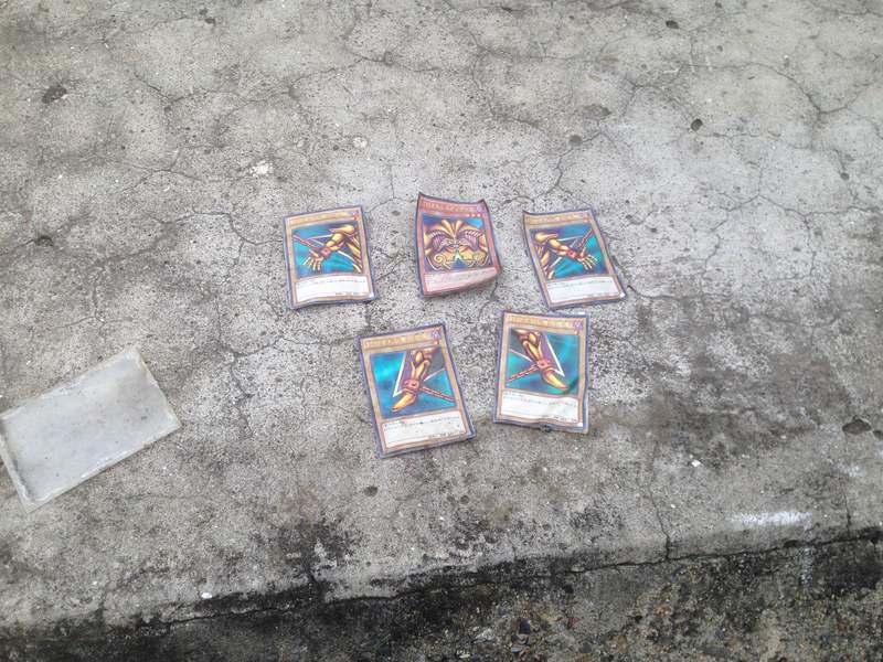 日本網友在河邊找到《遊戲王 黑暗大法師》當年羽蛾扔到海裡的卡片又飄回日本啦 | 宅宅新聞