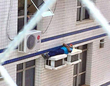 讓旁人捏把冷汗的《超危險工作光景》睡在冷氣上面的大哥是怎樣啦