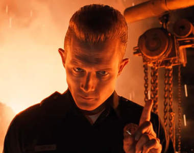 輕鬆變成《魔鬼終結者T1000的方法》低成本COS只需吃完蛋塔的鋁箔就辦得到