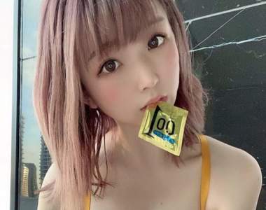 橡膠之日《各種咬著保險套的女孩》這個動作果然性感歷久不衰啊