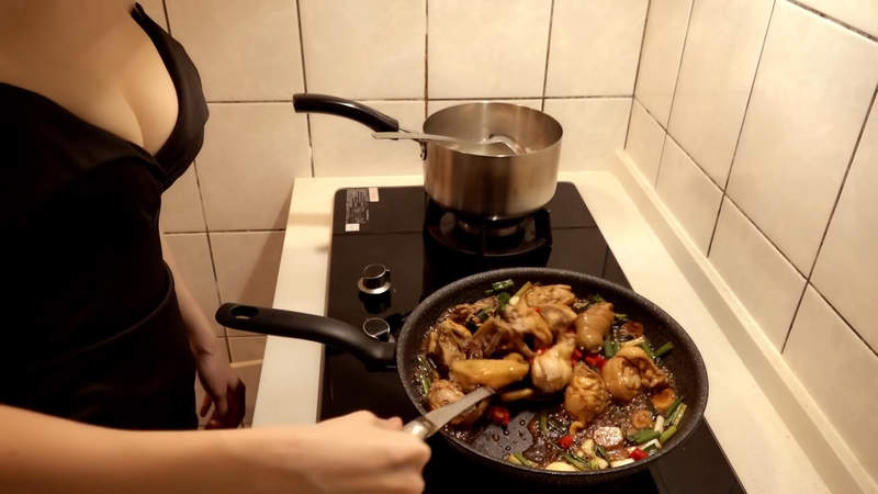 Pan Cooking《家庭料理三杯雞》以為今天有鋼琴可以看，但不知為何我餓了 | 宅宅新聞