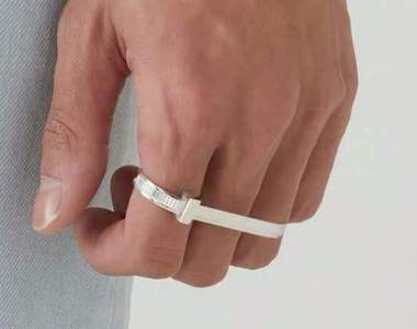 網友看法《時尚束帶手環》我已經搞不懂什麼叫做時尚了啦