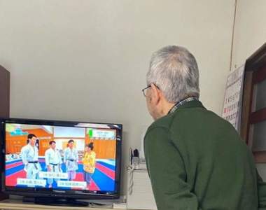 世界通用？《全世界爸爸看電視的習慣》聽說這樣手插胸站著半小時盯著看都沒問題