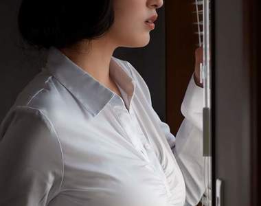 極度膨脹《著衣巨乳寫真集第三彈》看著看的都好擔心鈕扣會噴飛