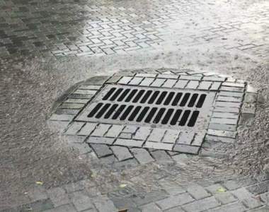 《讓人意想不到的傻眼設計》下雨天為什麼會淹水，因為根本流不進水溝蓋裡面啊XD