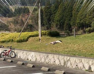 媽媽超困擾《兒子的裝死遊戲》不只在家,連在外面也隨地裝死還被認識的人目擊ww
