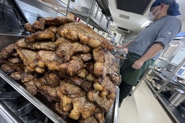 《日本佛心公司的員工餐廳》堆積如山的牛排吃到飽 170日圓破盤價讓網友直呼超羨慕