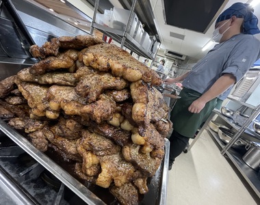《日本佛心公司的員工餐廳》堆積如山的牛排吃到飽 170日圓破盤價讓網友直呼超羨慕