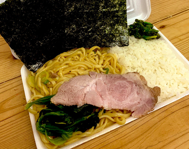 碳水化合物的暴力《日本拉麵店推拌麵便當》製作契機竟是住院員工對自家拉麵的熱愛❤