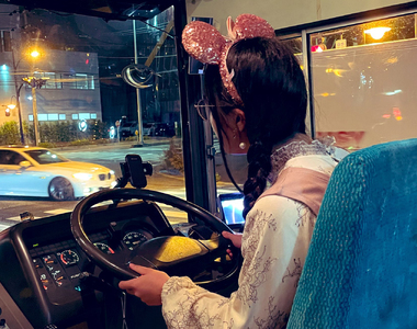 《開公車的情侶新嘗試》經營YouTube頻道介紹公車 去迪士尼樂園約會回程也是女朋友開車