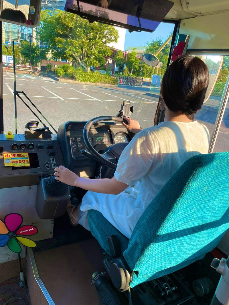 《開公車的情侶新嘗試》經營YouTube頻道介紹公車 去迪士尼樂園約會回程也是女朋友開車 | 宅宅新聞