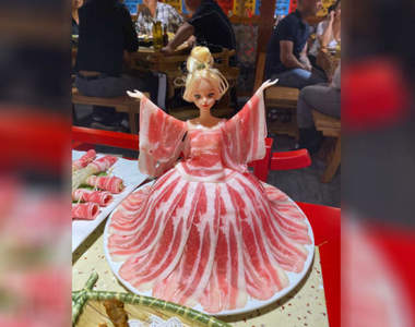 網友分享《各種奇葩餐廳裝盤》所以涮肉到最後娃娃會變得一絲不掛嗎?