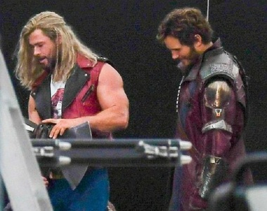 男神瘦回來了? 《雷神索爾4》光片場照就是劇透了吧