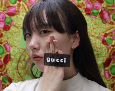 無用發明《網路標籤飾品》讓你在現實世界裡也能能為身上穿戴的名牌下tag