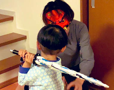 《令和的節分小孩反應大不同》過去看到鬼就嚇哭的孩子,今年拿起日輪刀勇敢迎戰ww