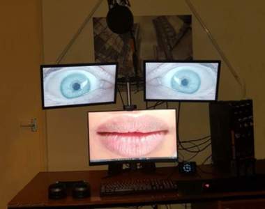 出來踹共《一看就很有事的電腦環境》這是你的房間還是某部科幻電影的現場?