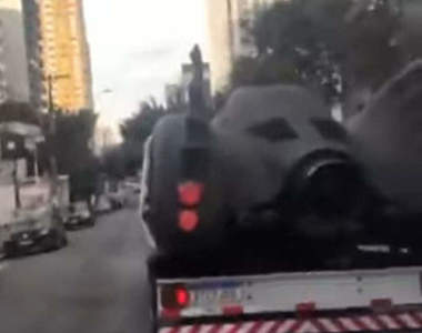 網友驚見《被卡車載走的蝙蝠車》開到旁邊發現駕駛竟然是...?