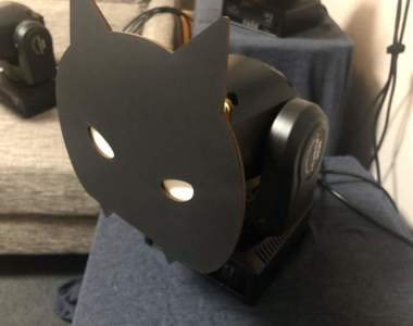 恐怖凝視《自動追蹤黑貓燈》能瞄準對方動作甚至有反應眼神還會變紅(怕)