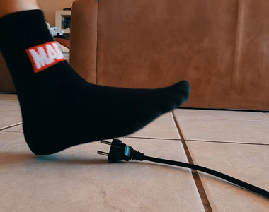 網友拍攝《各種讓你感覺不好的瞬間》踩到插頭或是樂高真的都超痛der