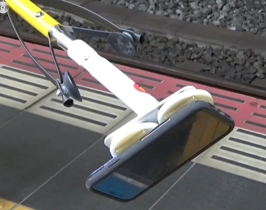 《日本鐵路公司發明萬用取物夾》手機和無線耳機都不成問題 你掉得下去我就撿得起來