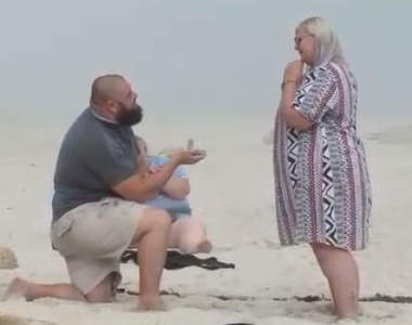 《求婚現場跌倒妹》原本沙灘上相愛的兩人是主角，但一旁拍攝的人超搶鏡