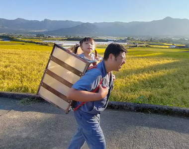 爸爸有愛製作《禰豆子箱子》載著女兒出門超甜蜜，但16公斤的體重還是讓老爸吃不消