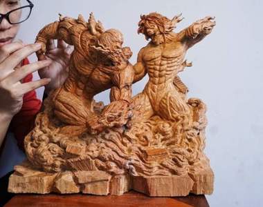 越南木雕職人製作《進擊的巨人木雕》坐下吧萊納,這作品非常的精采