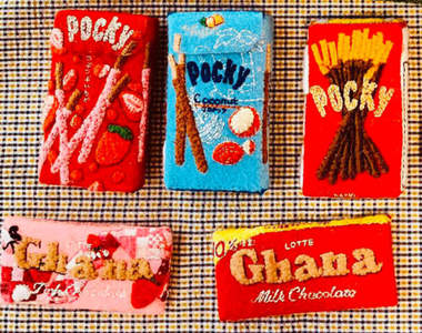 祖母替孫子製作的《零食縫紉玩具》遠遠看還以為是真的,但其實都是一件件逼真的絨毛玩具