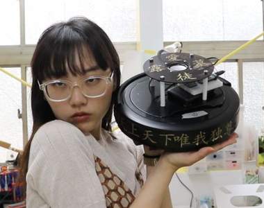 無用發明《會飆髒話的掃地機器人》搭載三國語言混著罵這威力真的有點強