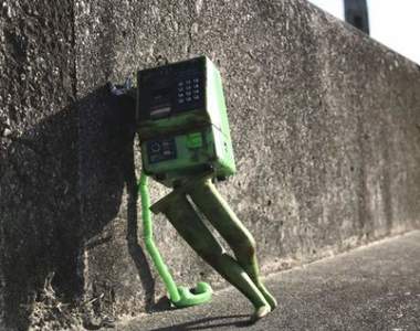 《公共電話的餘生》手機普及只能拖著話筒自力尋找客人的擬人化作品引發話題